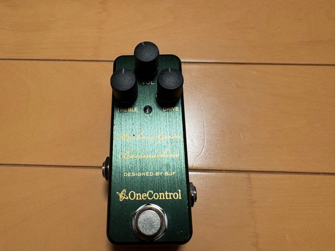One ControlのHooker's Green Bassmachine