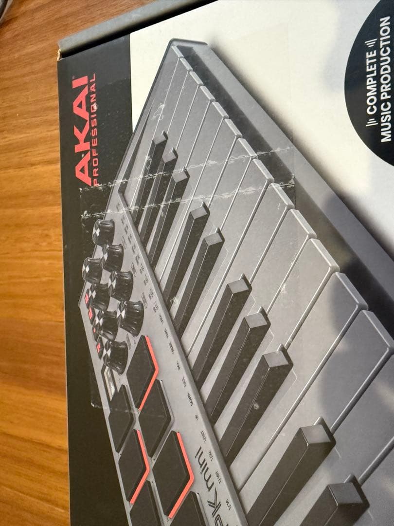 AKAI MPKmini MIDIコントローラー