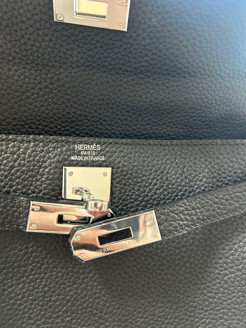 ブラックハンドバッグ