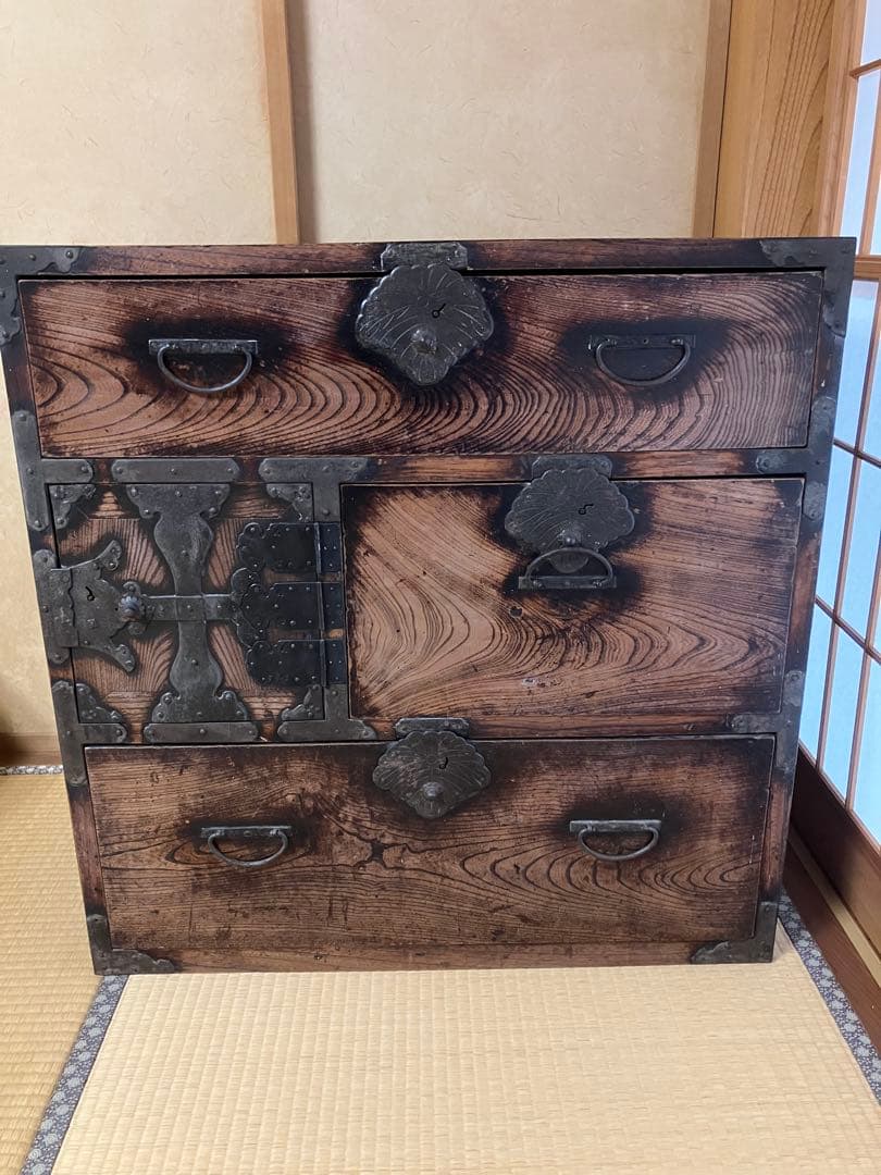 伝統的な木製タンス