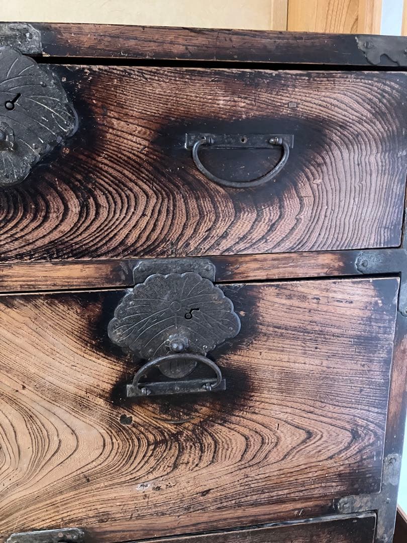 伝統的な木製タンス