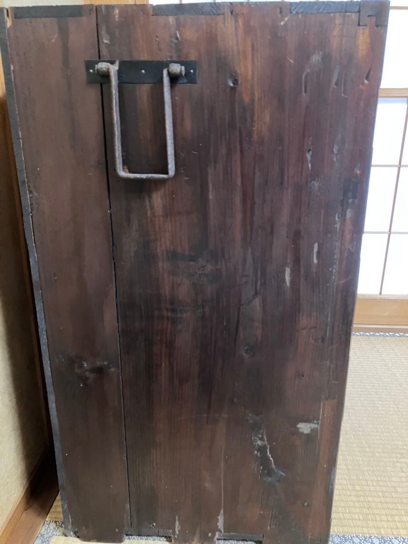 伝統的な木製タンス