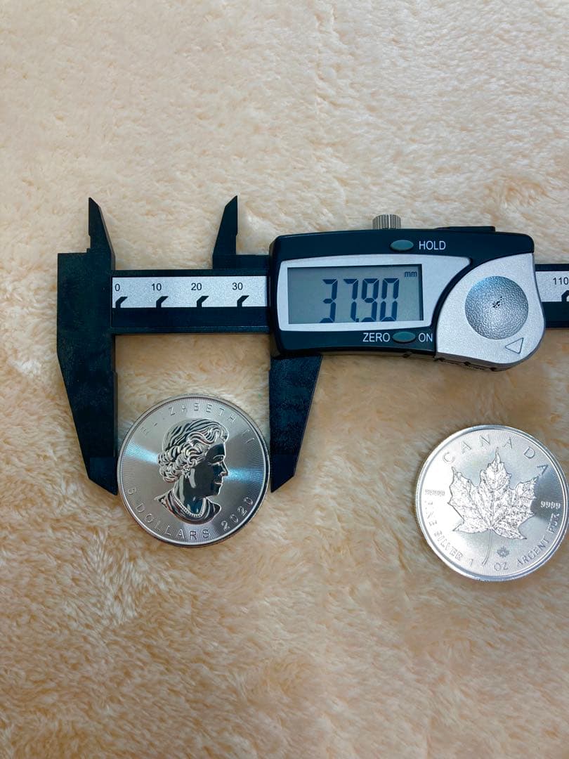 カナダ王室造幣局発行 メイプルリーフ銀貨 1オンス 純銀 1オンス　2枚売り①