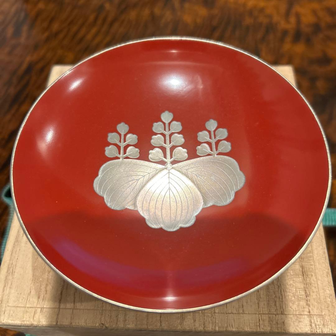 赤い漆器 ボウル 銀色の葉模様