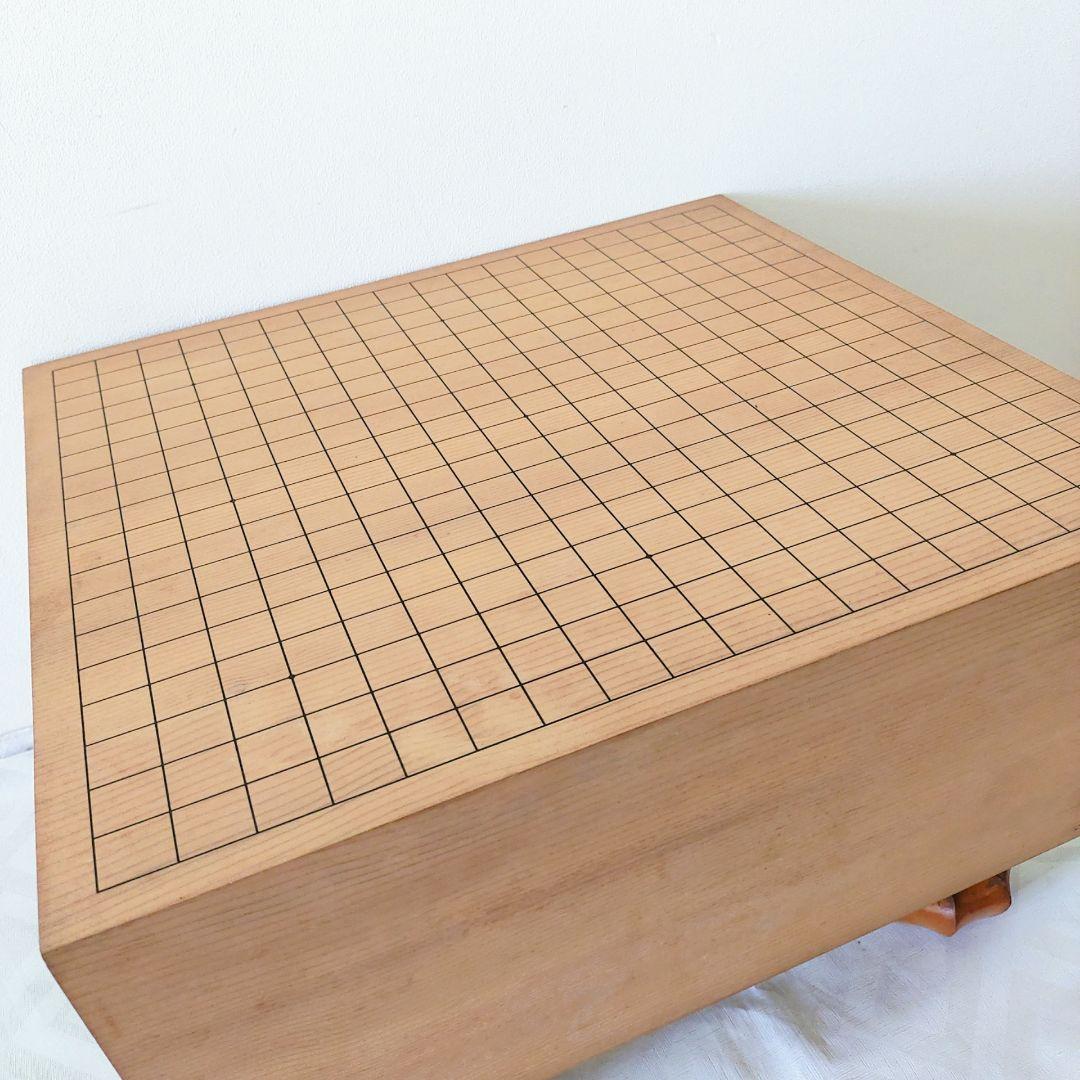 囲碁盤　柾目碁盤　へそ・足付き　厚み約5寸7分（175㎜）蛤碁石32~33号級