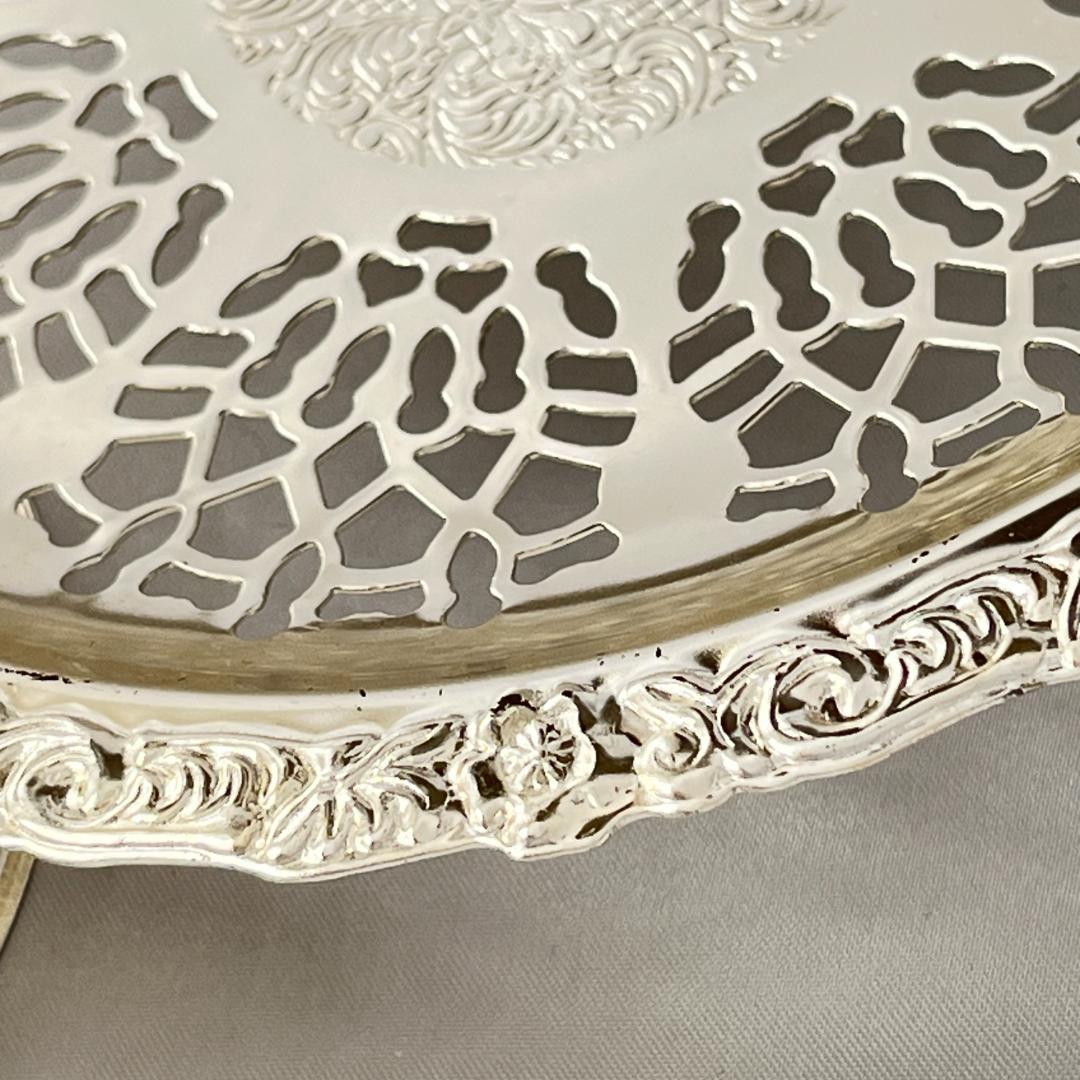 【英国 】エンボスと透かしのケーキスタンド Queen Anne