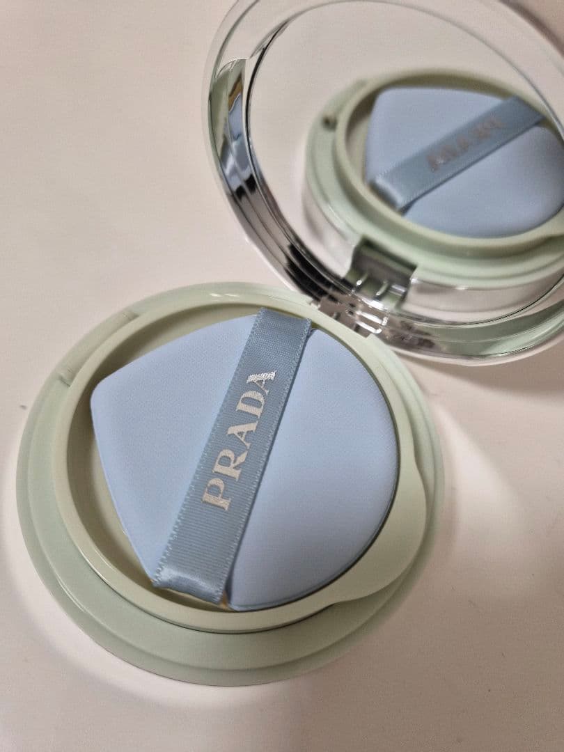 PRADA クッションファンデーション(限定カラーケース)