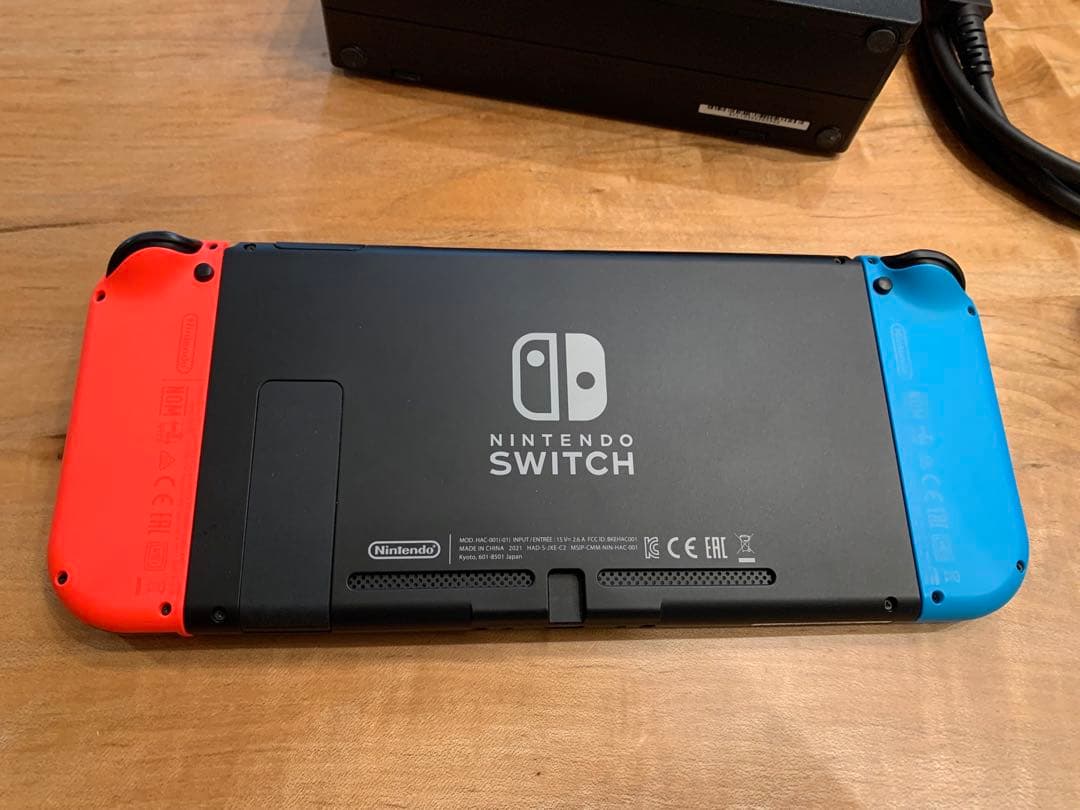 Nintendo Switch本体と 大乱闘スマッシュブラザーズのカセット