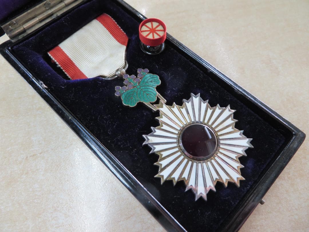 勲章　勲五等 双光旭日章　共箱 　略章付き