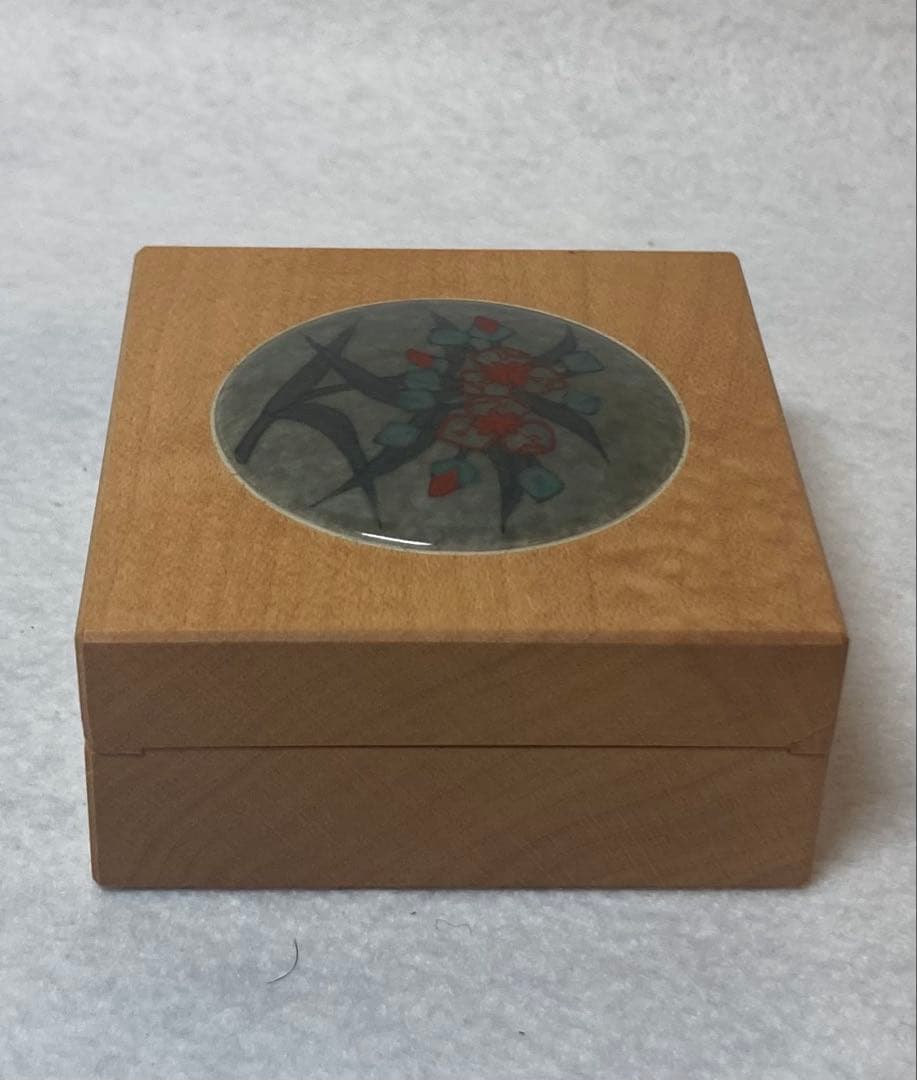 B291h 「色絵薄墨草花文 香合」十四代今泉今右衛門作　茶道具