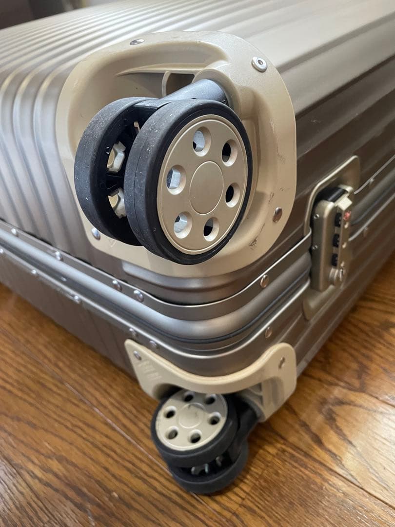 希少！　リモワ　トパーズ　４輪　スーツケース　64Ｌ