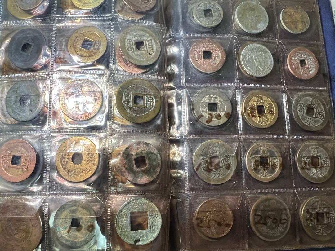中国穴銭アルバム75枚揃い 古銭 康熙 雍正 乾隆など 道光 日本銭含む 