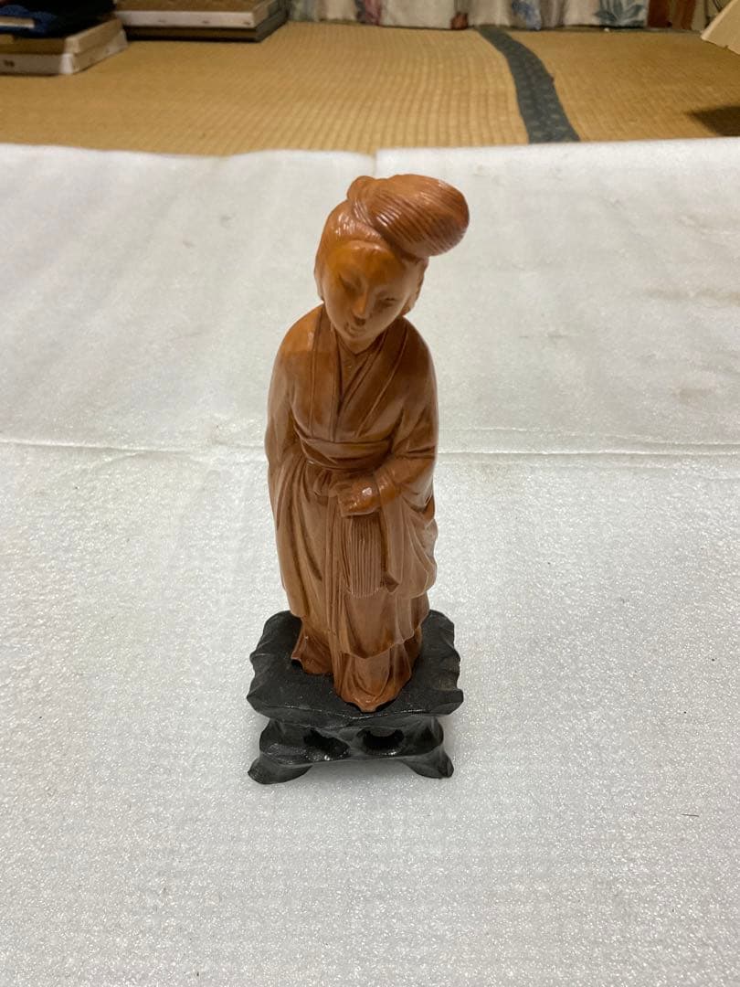 中華人民共和国製／少女の像【木製、高さ／15cm位の物となります。美術工芸品】。