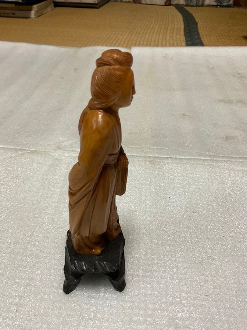 中華人民共和国製／少女の像【木製、高さ／15cm位の物となります。美術工芸品】。