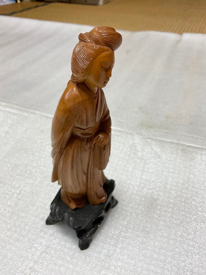 中華人民共和国製／少女の像【木製、高さ／15cm位の物となります。美術工芸品】。