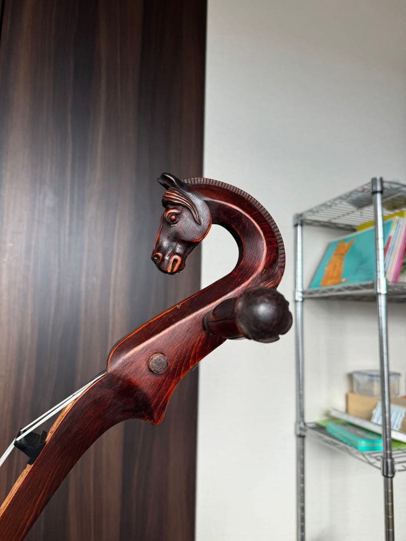 馬の頭彫刻の木製弦楽器