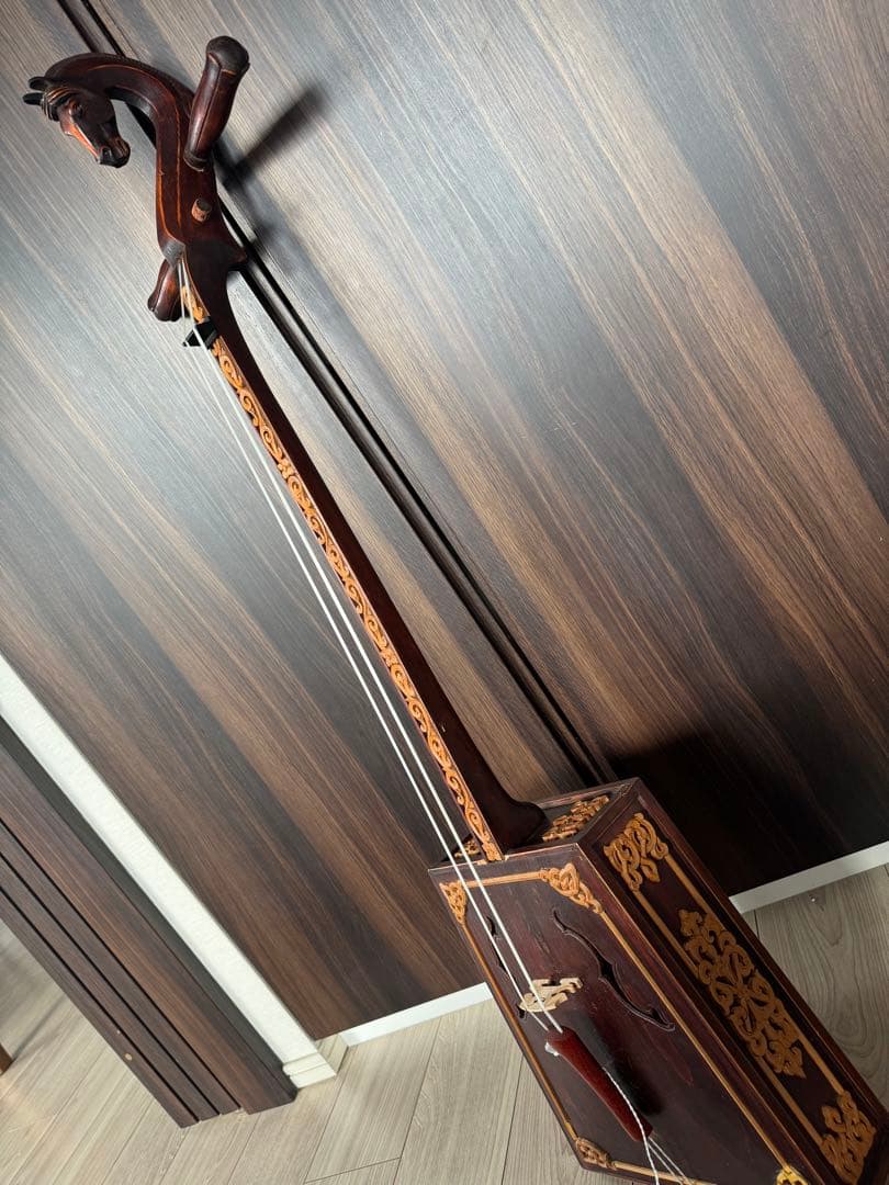 馬の頭彫刻の木製弦楽器