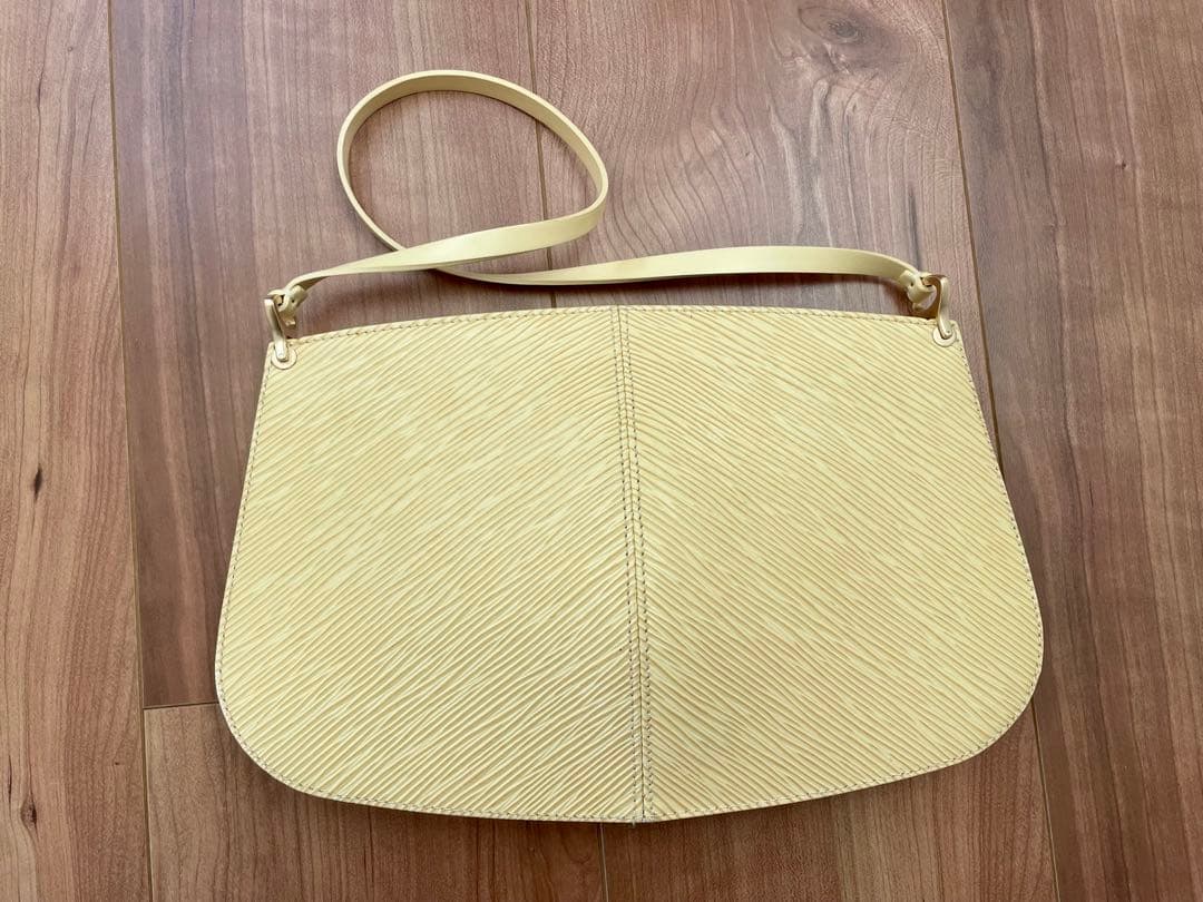 ルイヴィトン（LOUIS VUITTON）エピ　ポシェット・ドゥミリュンヌ