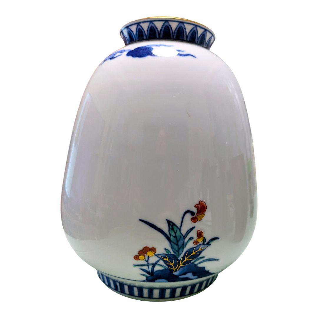 染錦柘榴文（そめにしきざくろもん）の有田焼の花瓶です。﻿