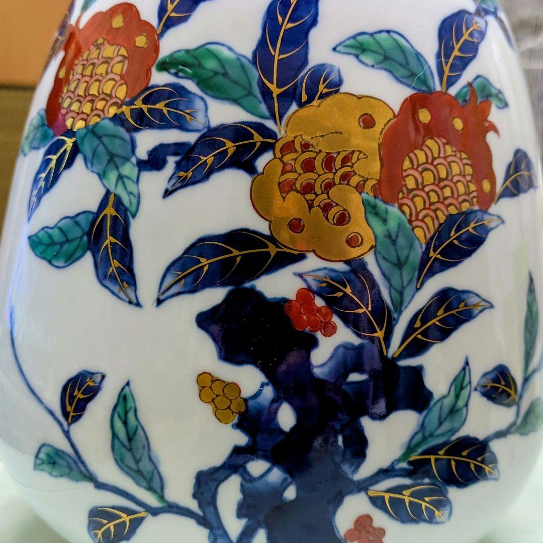 染錦柘榴文（そめにしきざくろもん）の有田焼の花瓶です。﻿