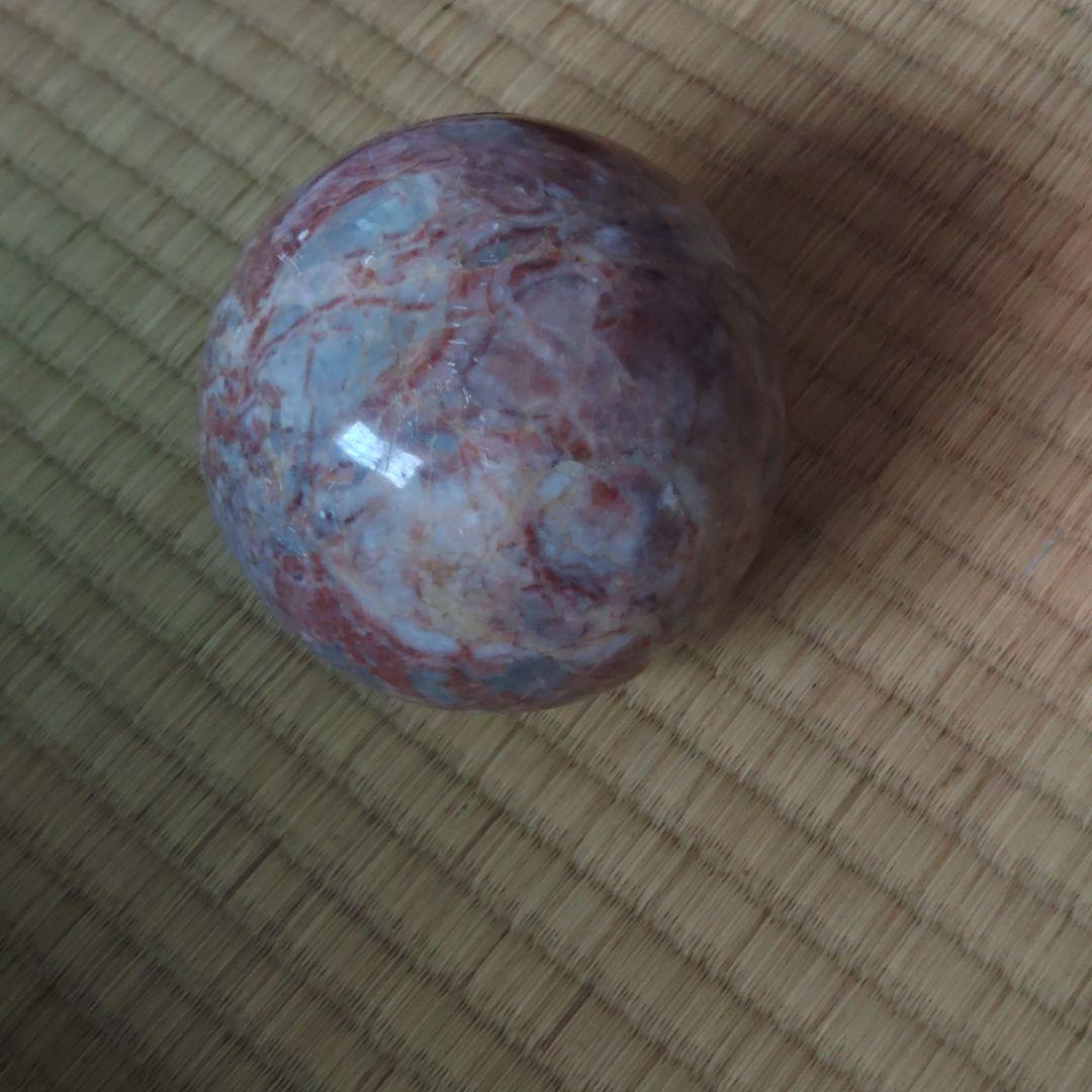 日本製 赤青模様の石球と台座