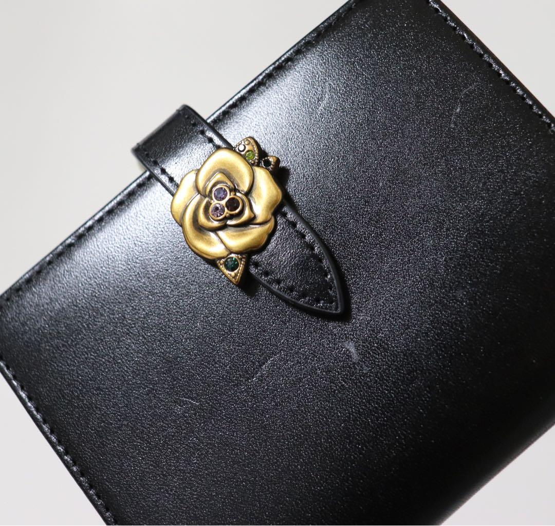 《アナスイ》未使用 ポケット多数 上品薔薇ブローチ付 レザー2つ折りがま口財布