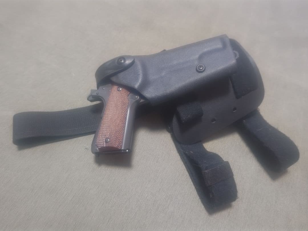 プラスチック製右手用ホルスター