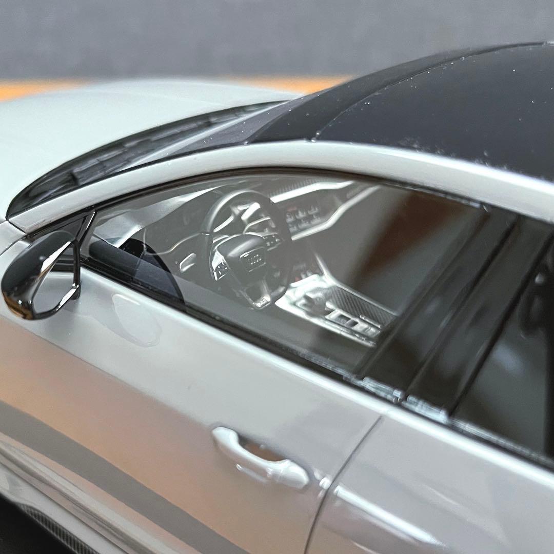 【ミニカー 美品】1/18 MOTORHELIXアウディ RS7 スポーツバック