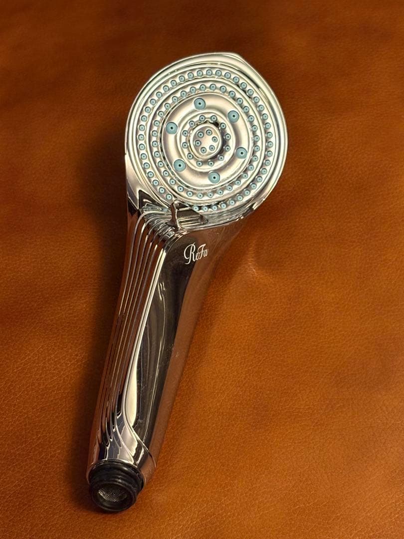 Rita シャワーヘッド 流線型デザイン