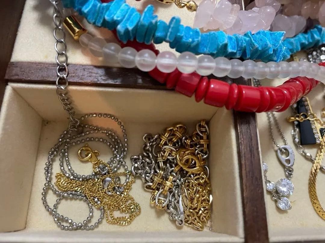 木製ジュエリーボックスと多彩なアクセサリーセット