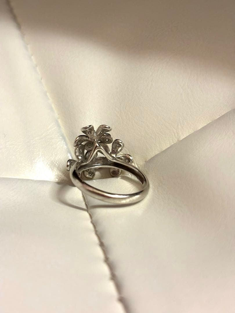 ホワイトゴールド　フラワー　ダイヤモンド　リング