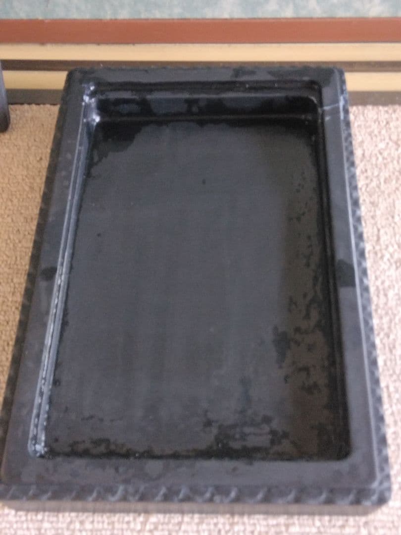 本練りの硯は石では、無いですが墨が良くなじんで墨色に味わいがあります。