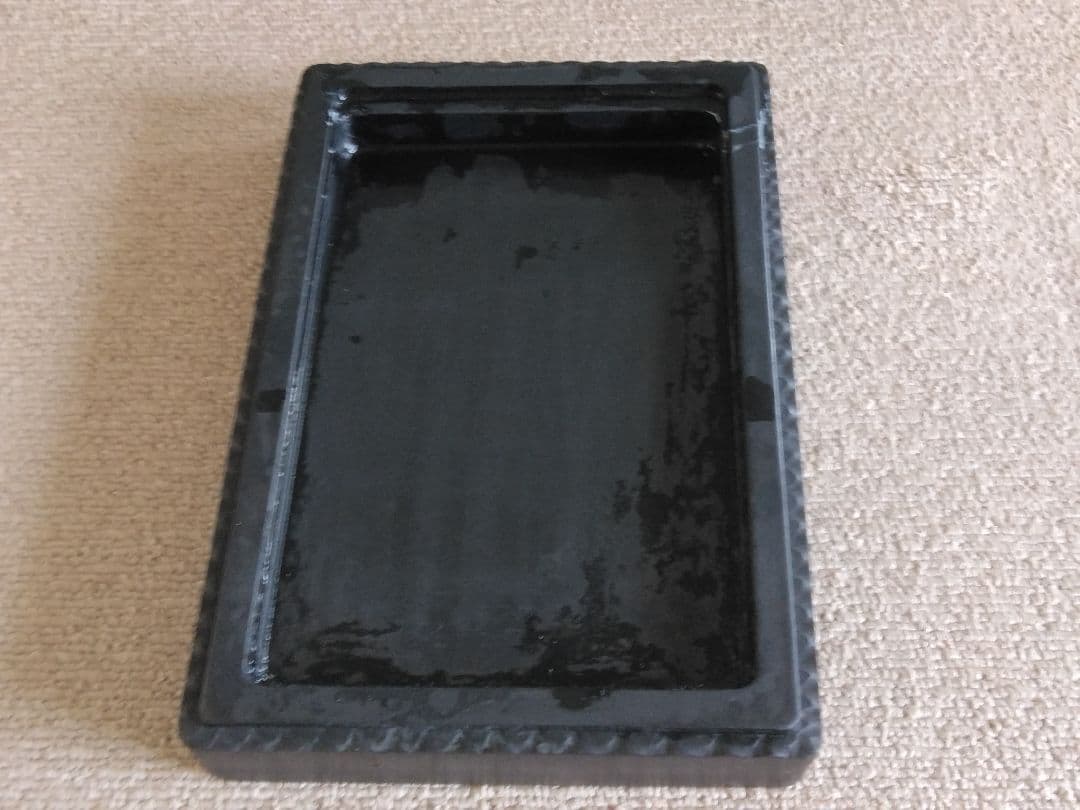 本練りの硯は石では、無いですが墨が良くなじんで墨色に味わいがあります。