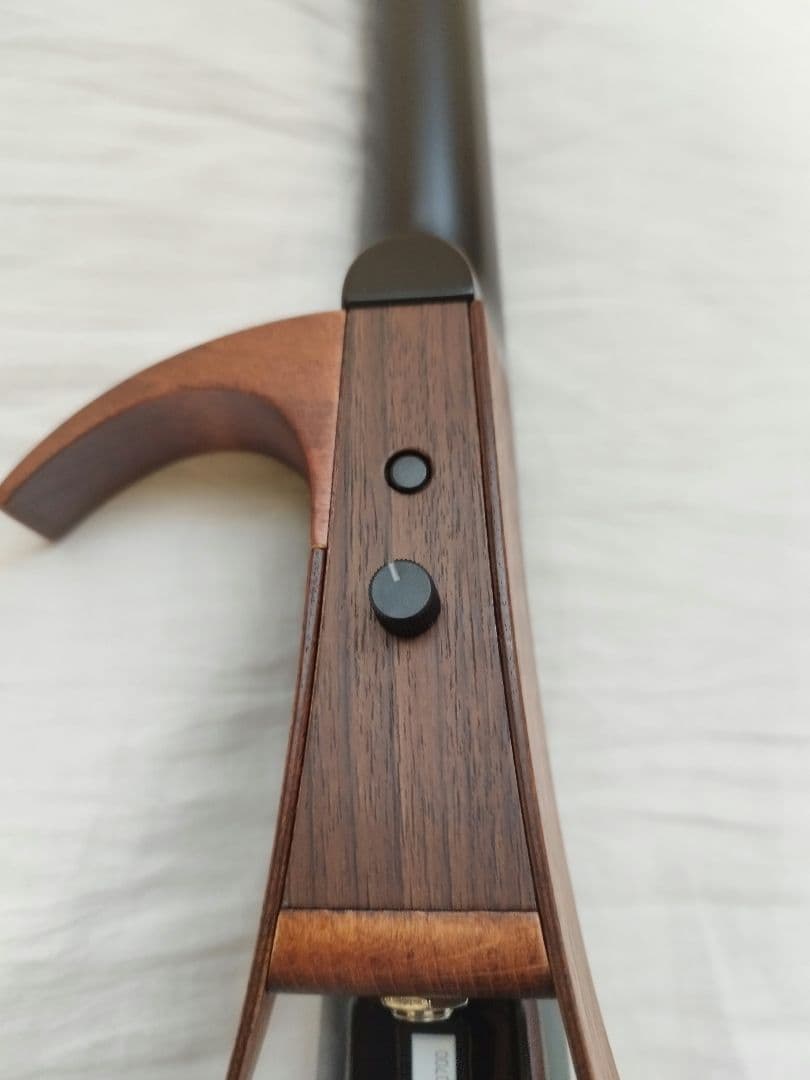 【超美品】YEV104 エレクトリックバイオリン 4弦ケース、弓と肩当てセット