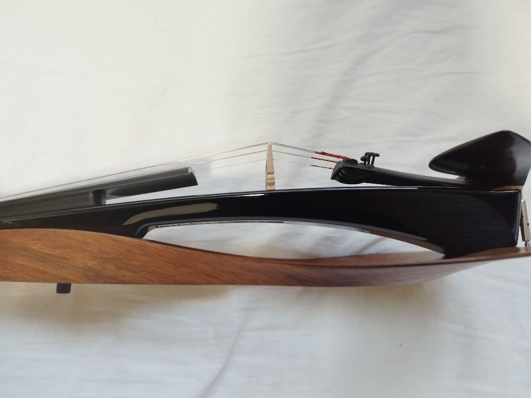 【超美品】YEV104 エレクトリックバイオリン 4弦ケース、弓と肩当てセット