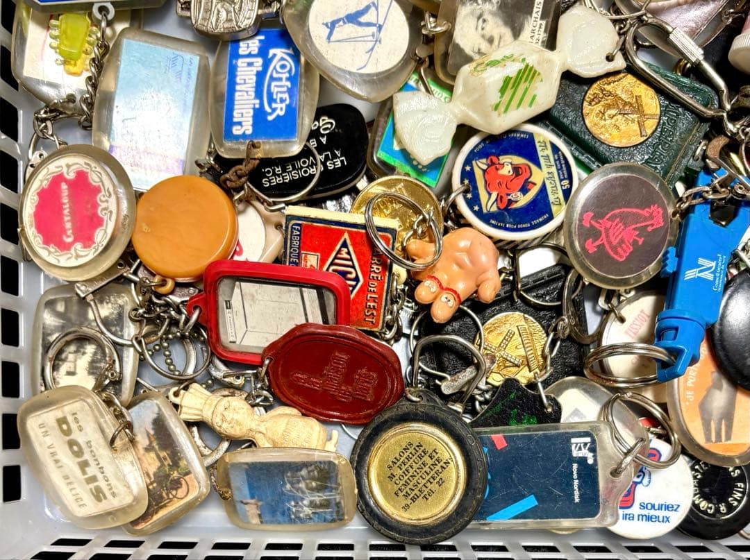 960【お得な100個!】ヴィンテージ フランス フレンチ キーホルダー