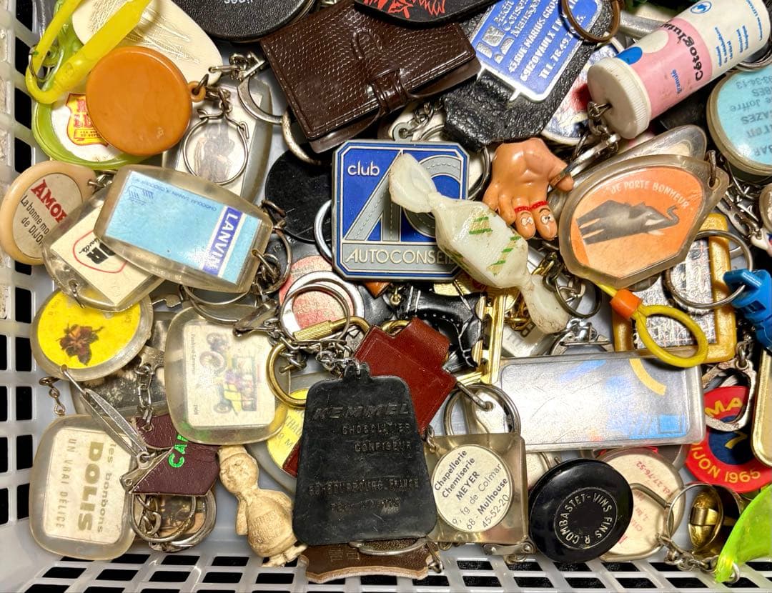 960【お得な100個!】ヴィンテージ フランス フレンチ キーホルダー