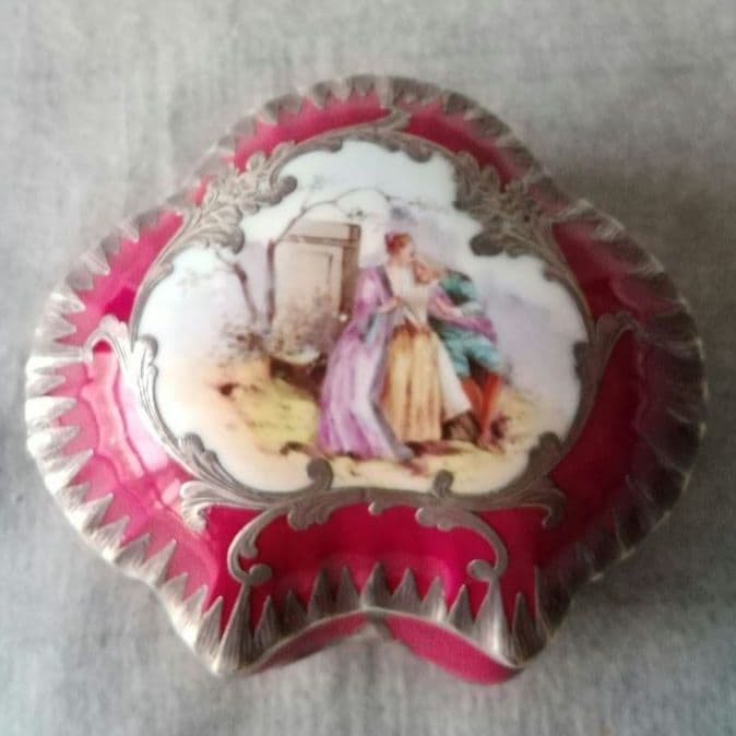 逸品　銀巻き　銀巻朱地貴族図蓋物　リモージュ　手描　薔薇色　宝石箱　アンティーク