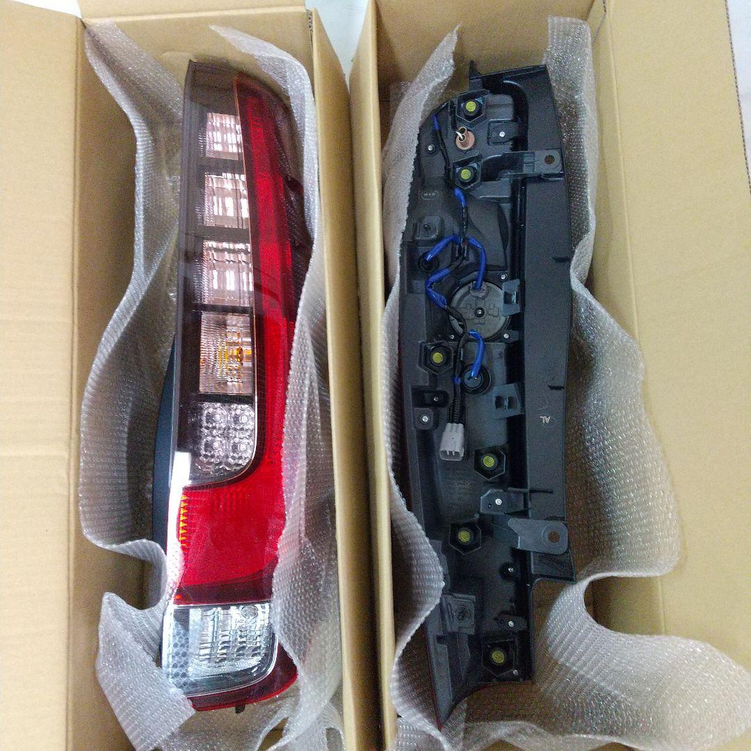 【新品未使用】トヨタ80系 ノア、ヴォクシー他、純正テールランプ 左右セット