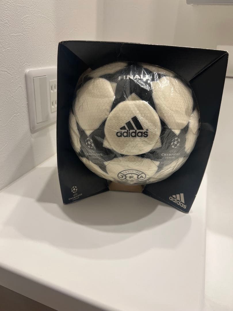 adidas チャンピオンズリーグ フィナーレ　サッカーボール　５号