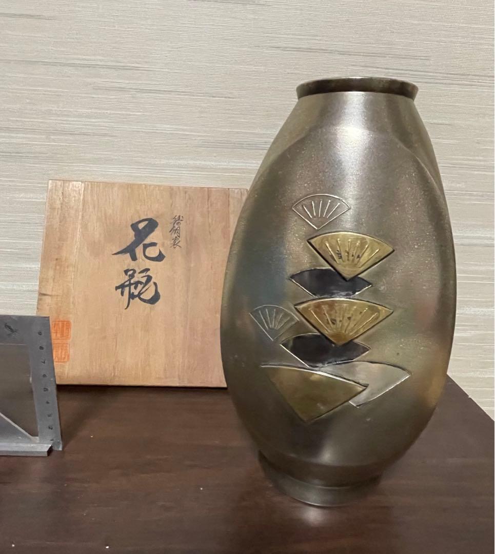 錫半　扇の打ち出し模様付き花瓶