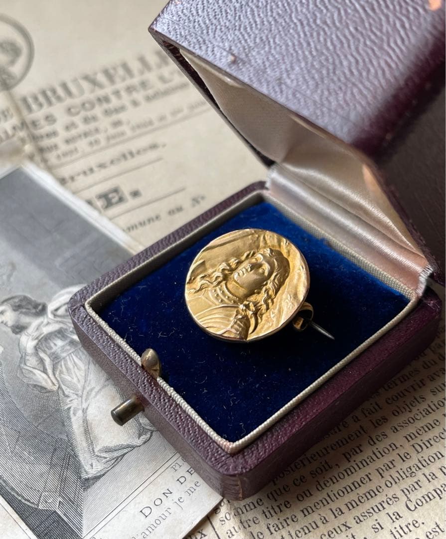ジャンヌダルクのブローチ　フランスアンティーク　ゴールドプレートフィックス未使用