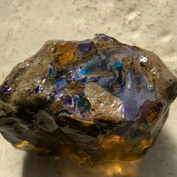 母岩の隙間に光り輝くオパール原石100ct/鉱物標本