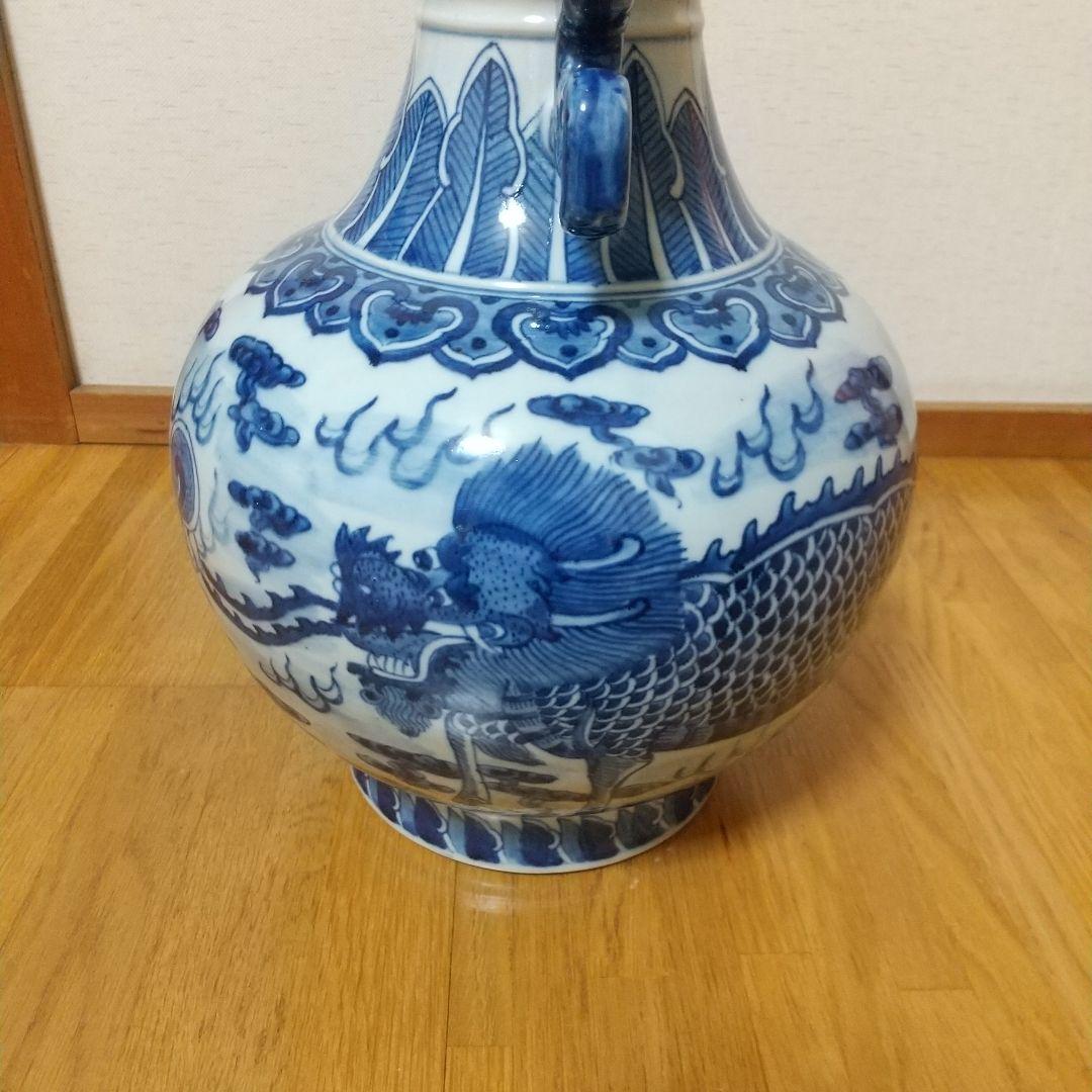 青白磁の装飾花瓶