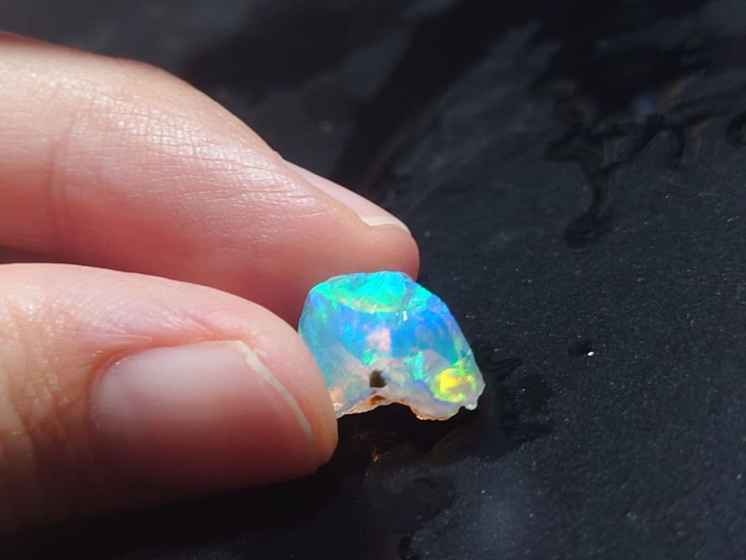 エチオピアウェロ産　チョーク　オパール　鉱物標本　原石　虹色