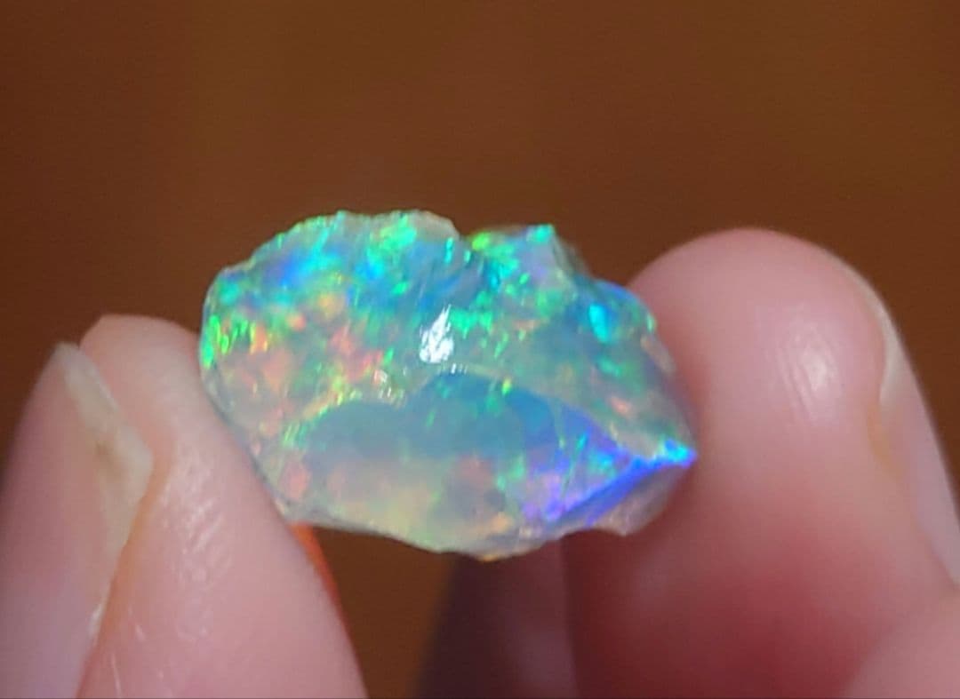 エチオピアウェロ産　チョーク　オパール　鉱物標本　原石　虹色