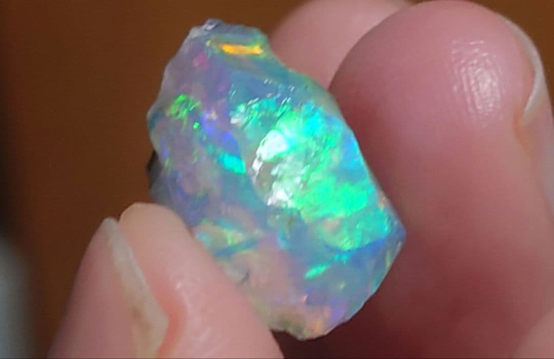 エチオピアウェロ産　チョーク　オパール　鉱物標本　原石　虹色