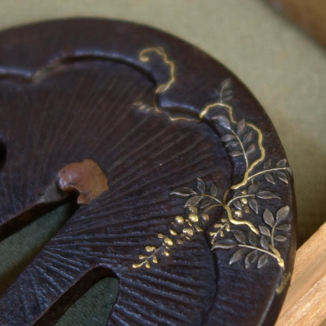 鍔 鐔 鉄地 刀装具 武具 骨董【阿弥陀鑢 金銀象嵌 藤図鍔】(鍔箱付き)