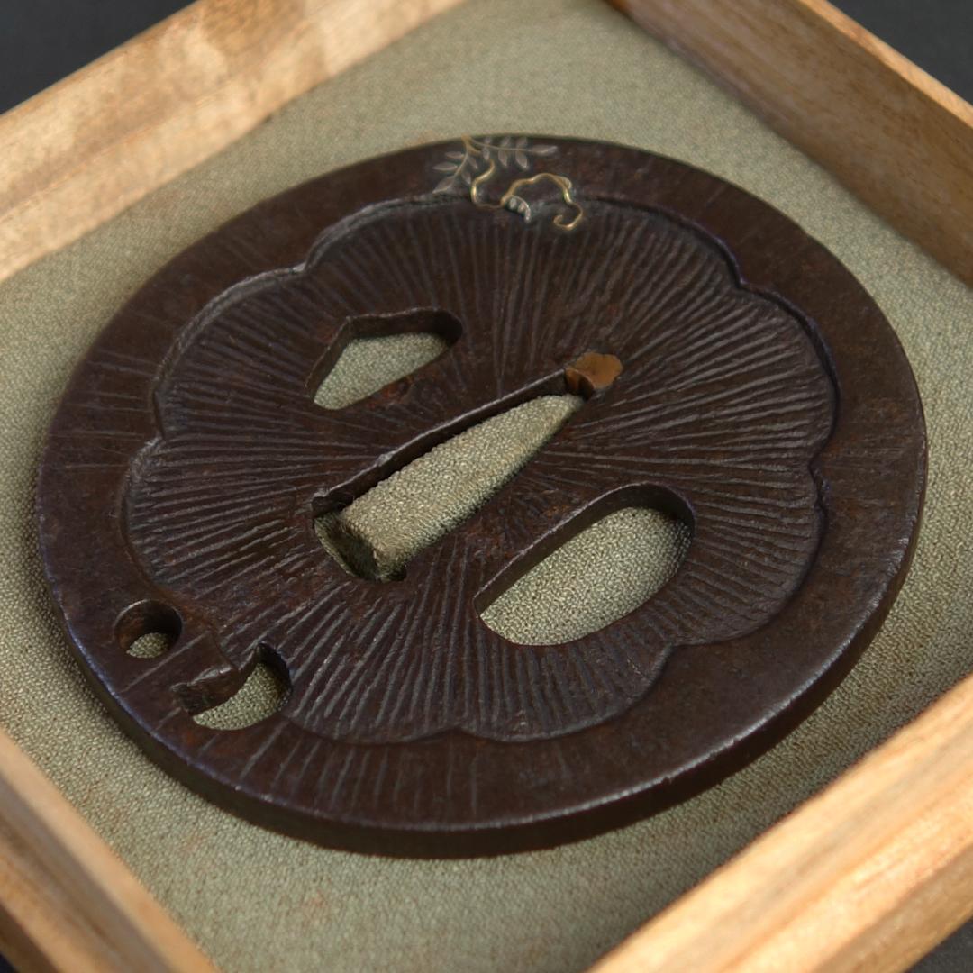 鍔 鐔 鉄地 刀装具 武具 骨董【阿弥陀鑢 金銀象嵌 藤図鍔】(鍔箱付き)