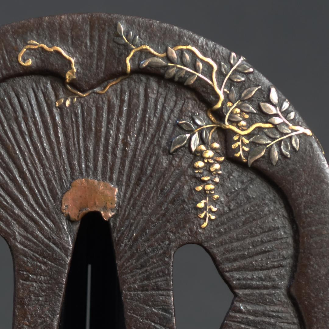 鍔 鐔 鉄地 刀装具 武具 骨董【阿弥陀鑢 金銀象嵌 藤図鍔】(鍔箱付き)